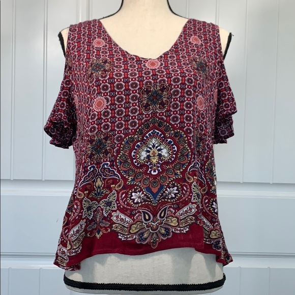 Tops - *GIFTED* Rue 21 burgundy cold shoulder top